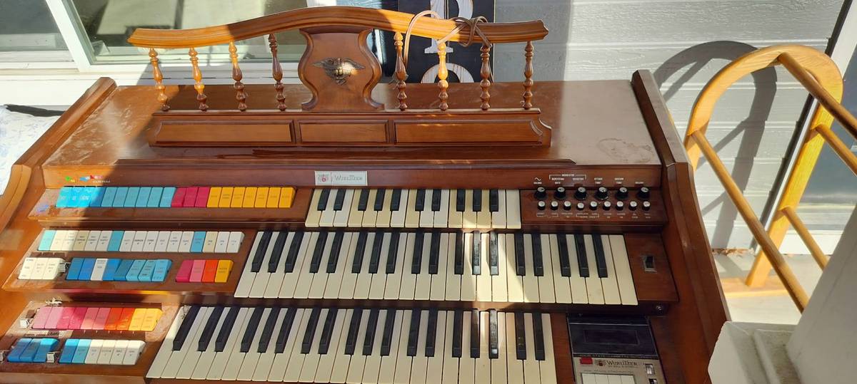 Wurlitzer 555 angled view showing Orbit III controls and Wurlitzer nameplate