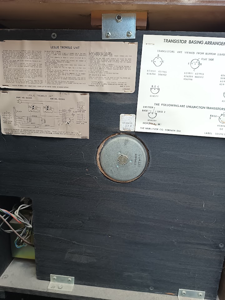 Leslie Tremolo Unit labels and motor assembly on the 555's rear panel