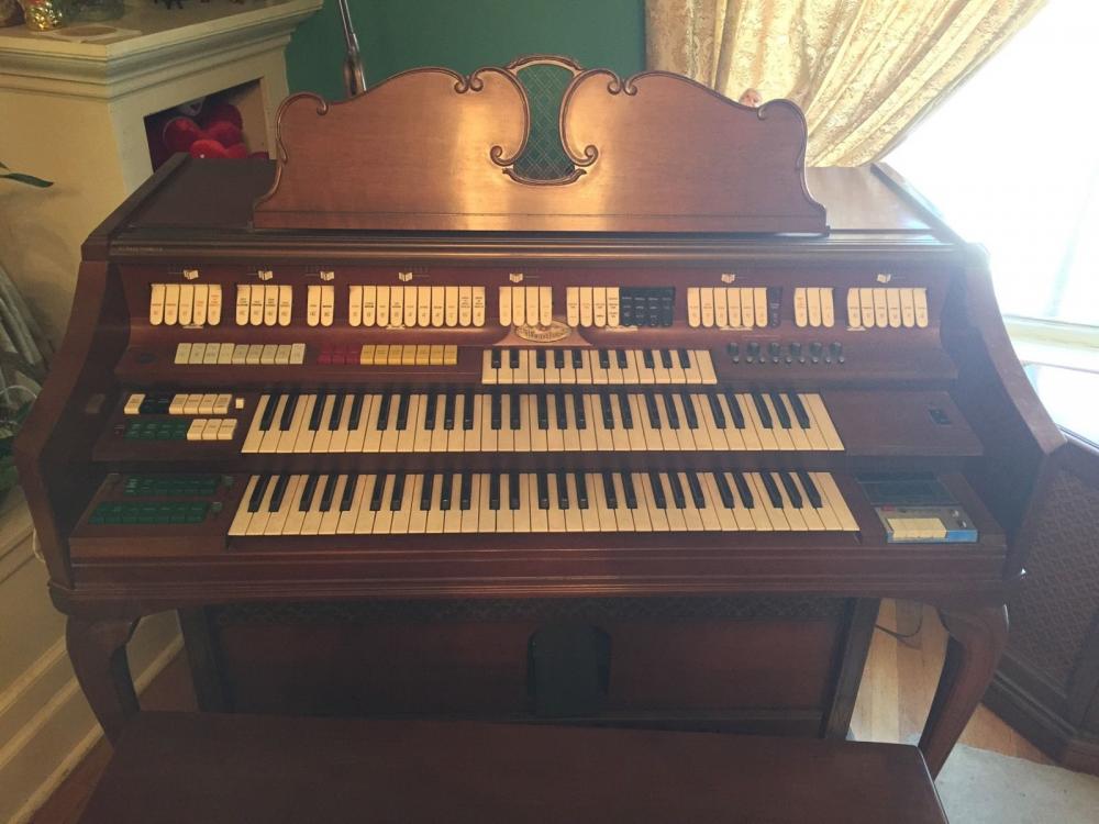 Wurlitzer organ with Orbit III — full console view
